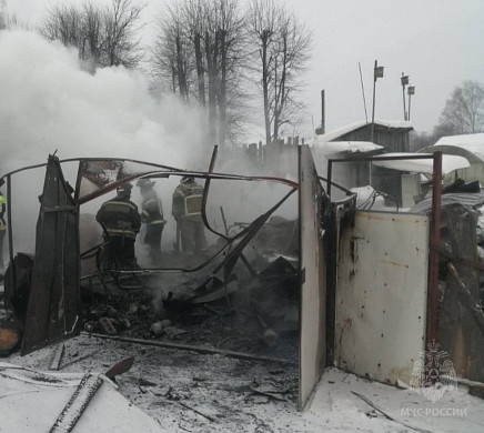 Огнеборцы предотвратили взрыв 11 газовых баллонов на пожаре в Ивановском районе